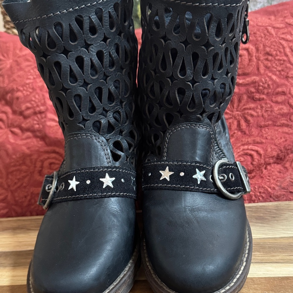 Fall Dromedaris Size 7 Stylish Black Moto Boots with Star Accents - Picture 2 of 5